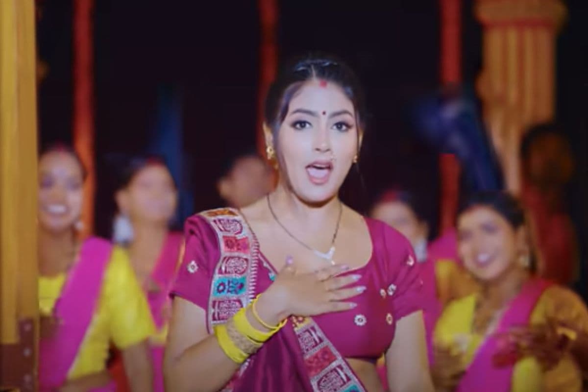 गोल्डी यादव से साड़ी की डिमांड करती दिखी माही श्रीवास्तव, 4 महीनों में 'पिया काला साड़ी' ने पार किया 100 मिलियन व्यूज, VIDEO