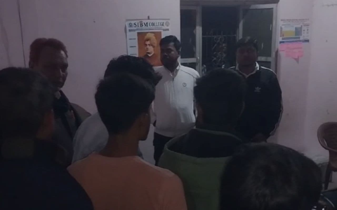 Siwan News: 16 वर्षीय छात्र ने हॉस्टल में किया सुसाइड, परिजनों का रो-रो कर बुरा हाल