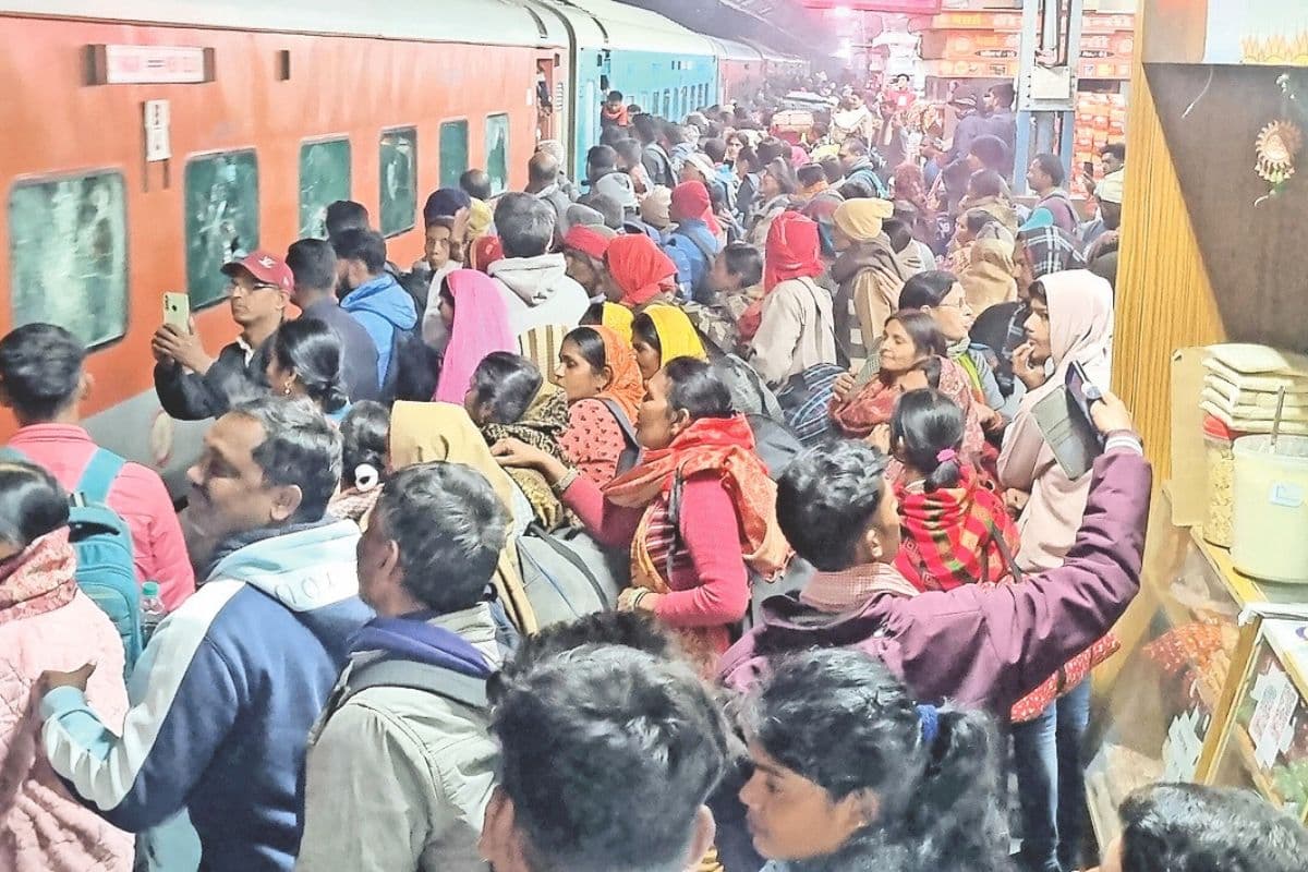 बिहार में स्वतंत्रता सेनानी सुपरफास्ट एक्सप्रेस में तोड़फोड़, महाकुंभ यात्रियों ने जमकर किया हंगामा
