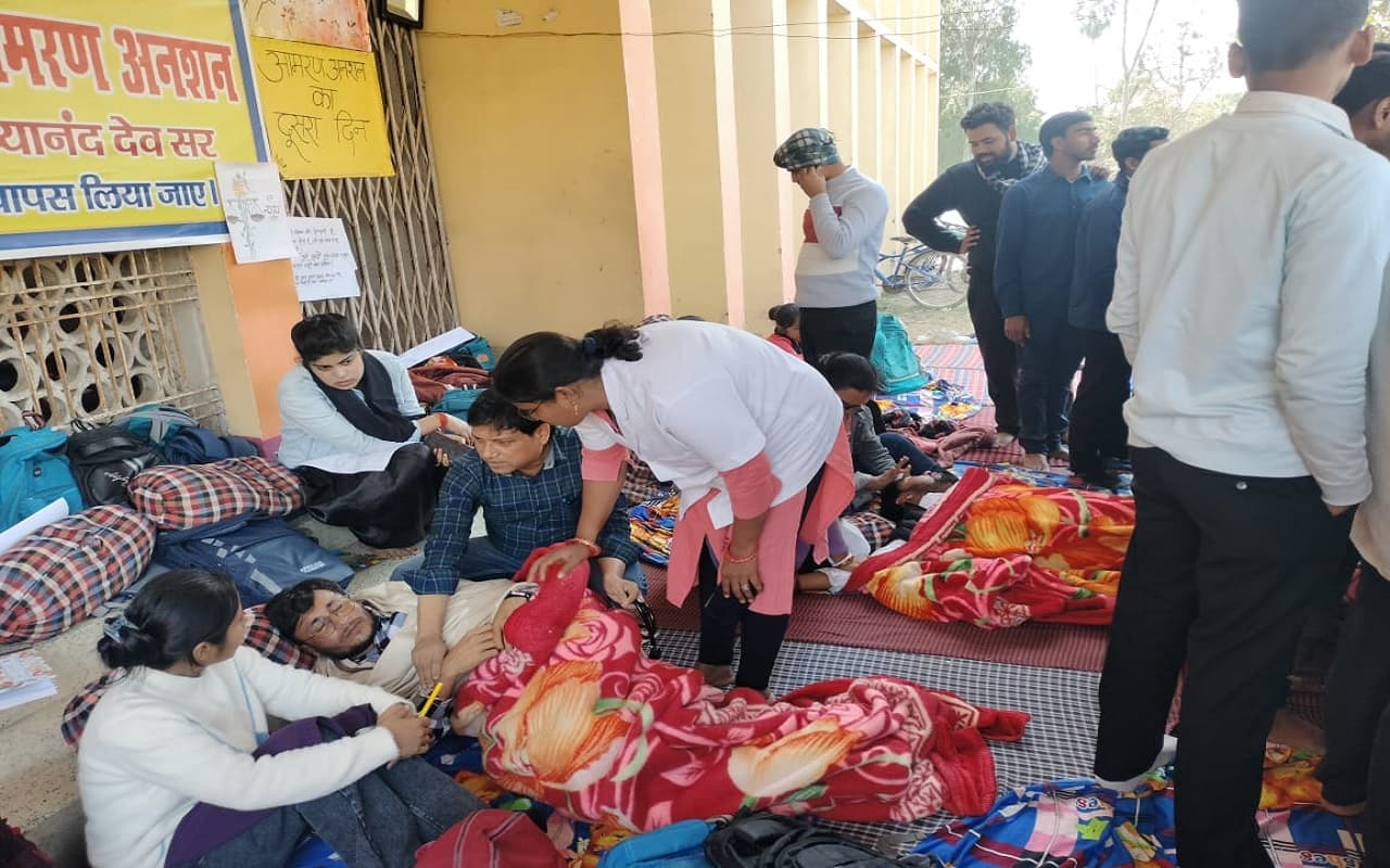 भागलपुर में प्रोफेसर के ट्रांसफर के बाद छात्र-छात्राओं ने खोला मोर्चा, विभाग बंद कराकर अनशन पर बैठे