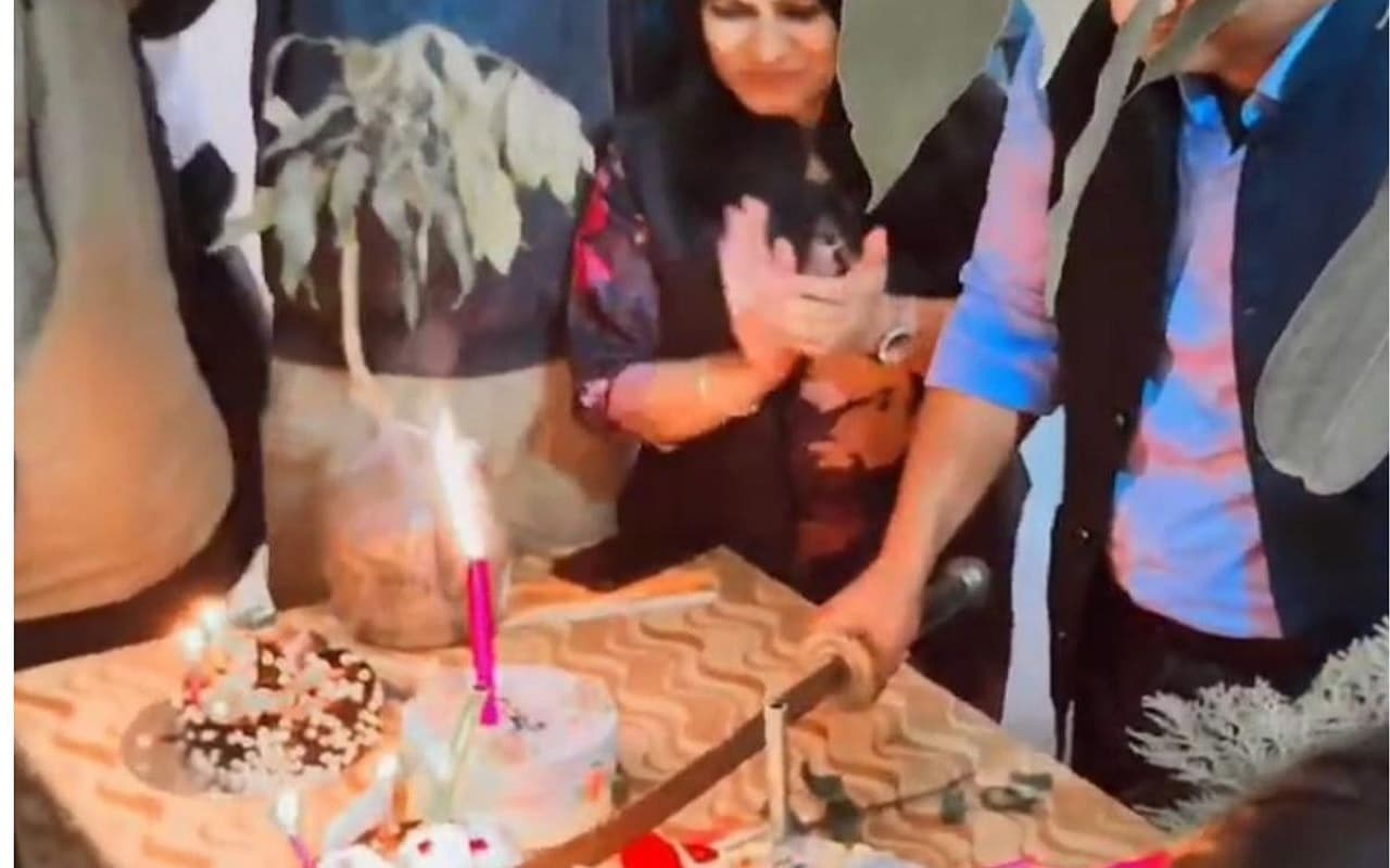 बिहार में तलवार से केक कटिंग विवाद में फंसे प्रोफेसर का ट्रांसफर, पूर्व हेड ने कहा- परंपरा मैंने शुरू की, मुझपर केस करें