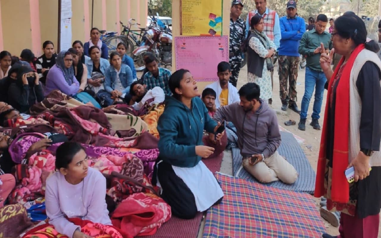 Video: भागलपुर में 'देव सर' के लिए अनशन पर स्टूडेंट, छात्रा बोली- 'गलती हमारी तो सजा शिक्षक को क्यों, मरेंगे पर हटेंगे नहीं'