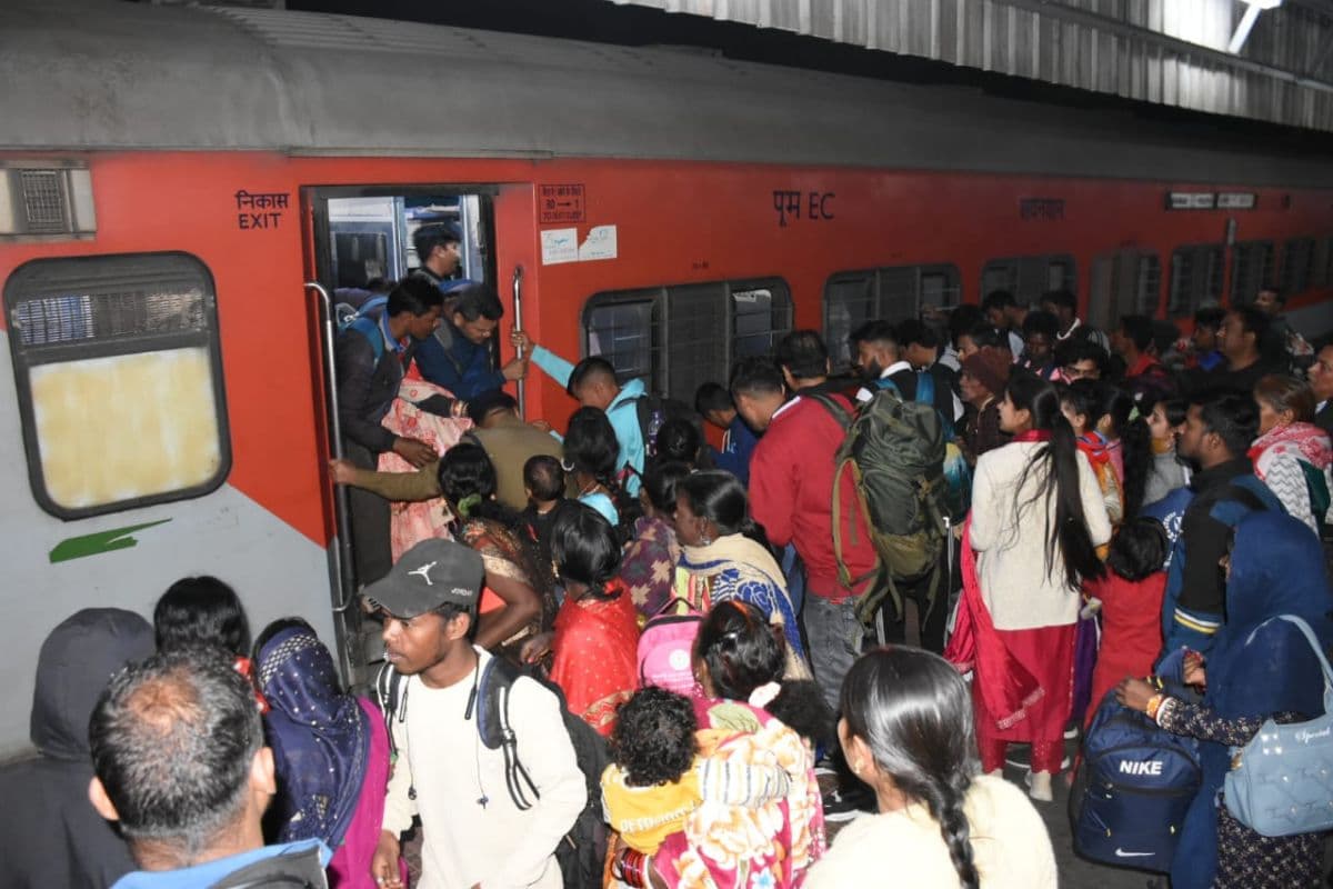 PHOTOS: महाकुंभ जाने वाले श्रद्धालुओं ने धनबाद स्टेशन पर ट्रेन पर किया कब्जा, पटरी पर गिरे 2 यात्री