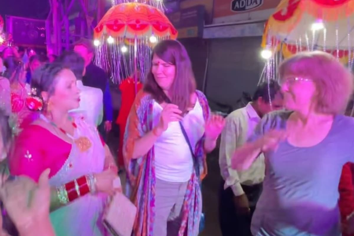 Viral Video: पवन सिंह के गाने 'राजाजी के दिलवा' पर विदेशियों ने लगाये जबरदस्त ठुमके, बिल्कुल न करें मिस