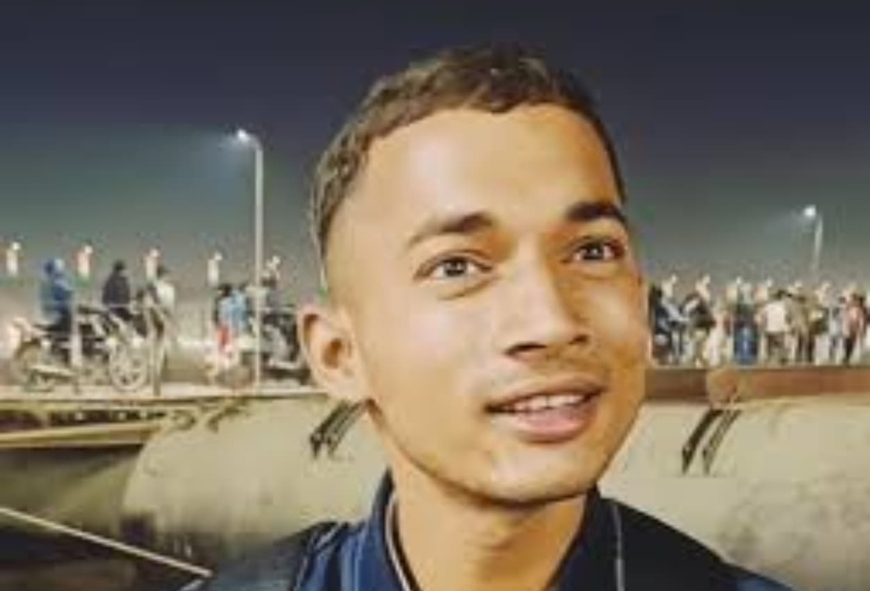 कुंभ में दातुन बेचने वाले पर क्यों भड़की मलाइका अरोड़ा, नहीं रोक पाएंगे हंसी, देखें वीडियो