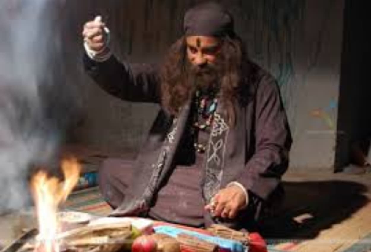 Viral Video: पेट दर्द से पीड़ित बेटी बनी अंधविश्वास का शिकार, देखें वीडियो 