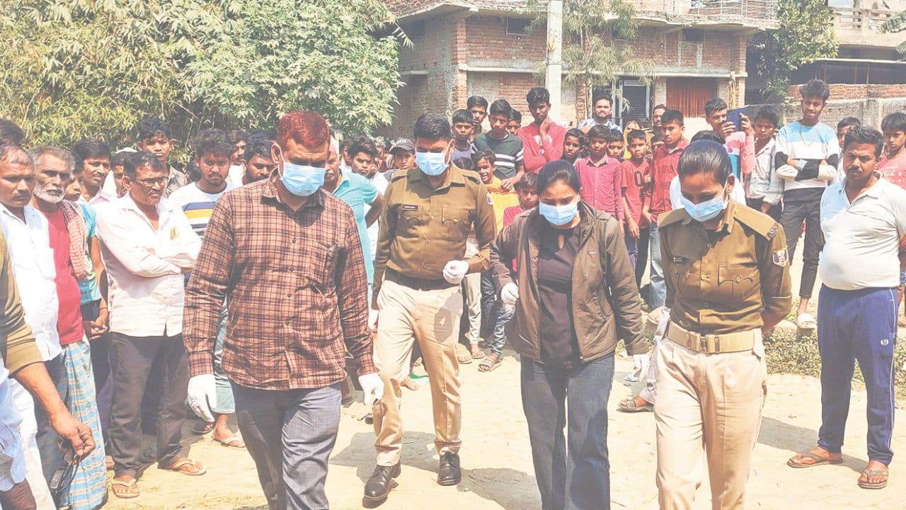 घटना की जांच करती पुलिस