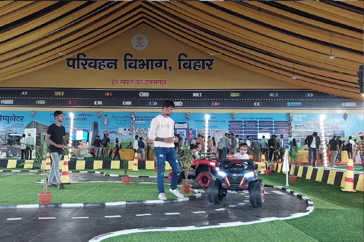 Bihar Diwas 2025: परिवहन विभाग का ट्रैफिक पार्क और पपेट शो बना आकर्षण का केंद्र