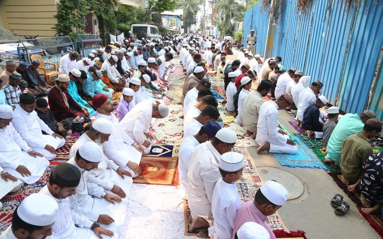 Eid: अमन शाति के लिए अदा की गयी ईद-उल फितर की नमाज, एक-दूसरे से गले मिलकर दी ईद की बधाई