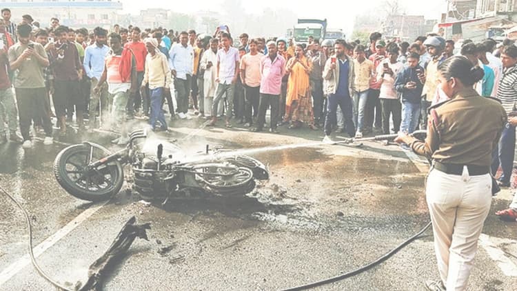 Bihar News: हाजीपुर में डिवाइडर से टकराने के बाद बुलेट में लगी आग, नालंदा निवासी दारोगा की मौत