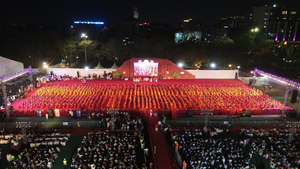 श्रीश्री के महासत्संग में बना नया रिकार्ड, एक साथ 1012 महिलाओं ने किया मिथिला का झिझिया नृत्य