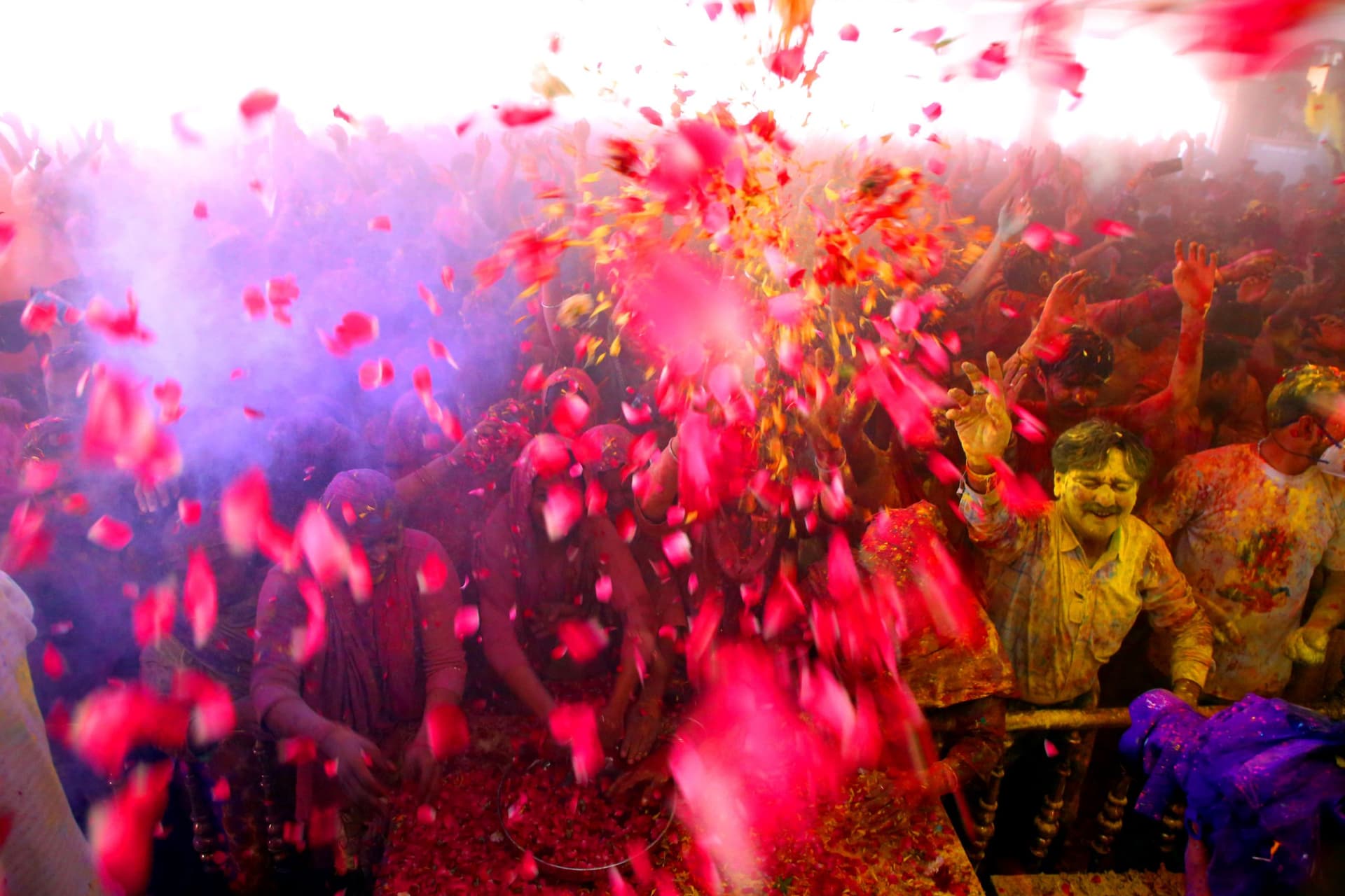 Holi 2025: देशभर में जमकर उड़े रंग-गुलाल, हर्षोल्लास से मनाया गया होली का त्योहार, देखें तस्वीर