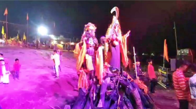 Masan Holi in Hajipur: कौनहारा घाट पर खेली गयी मसान होली, धधकती चिताओं के बीच उड़े भस्म