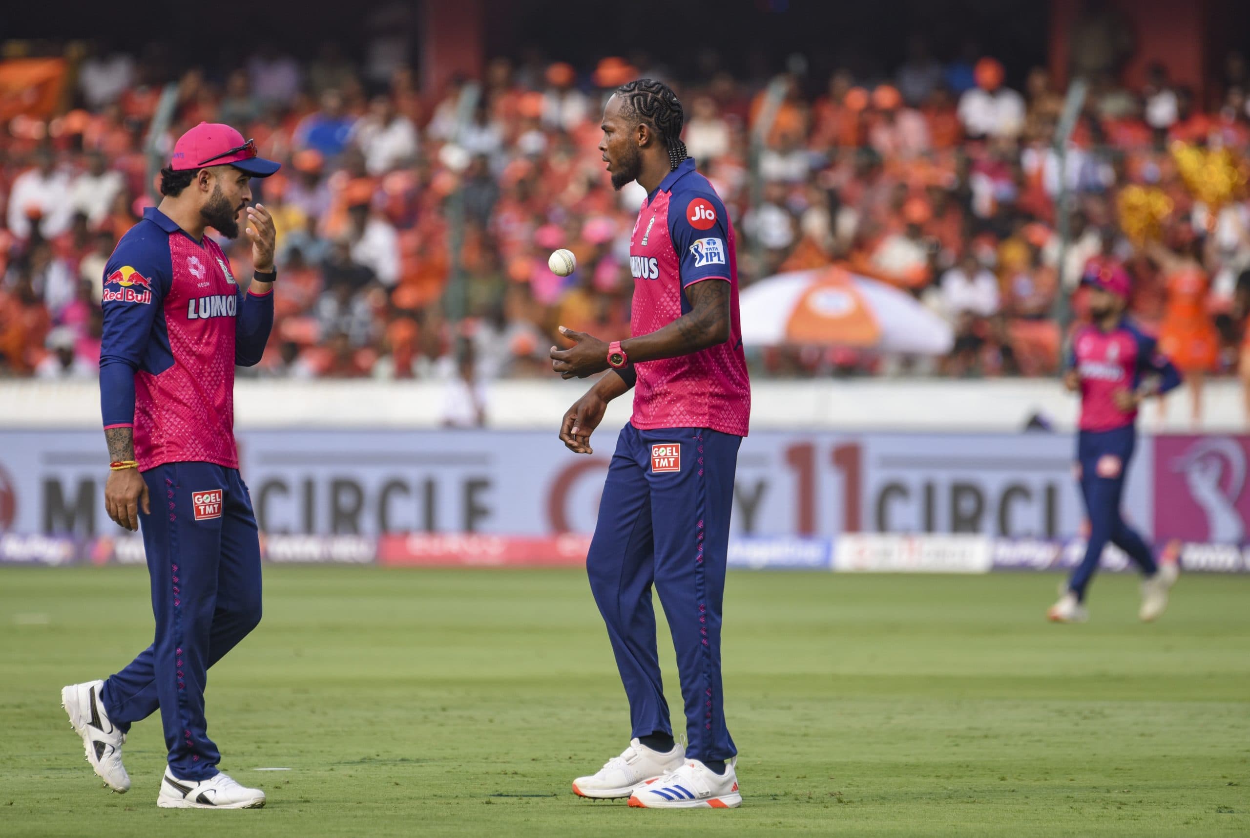 जोफ्रा आर्चर की जमकर हुई कुटाई, पहले ही मैच में बन गए विलेन, देखें महंगे बॉलरों की लिस्ट