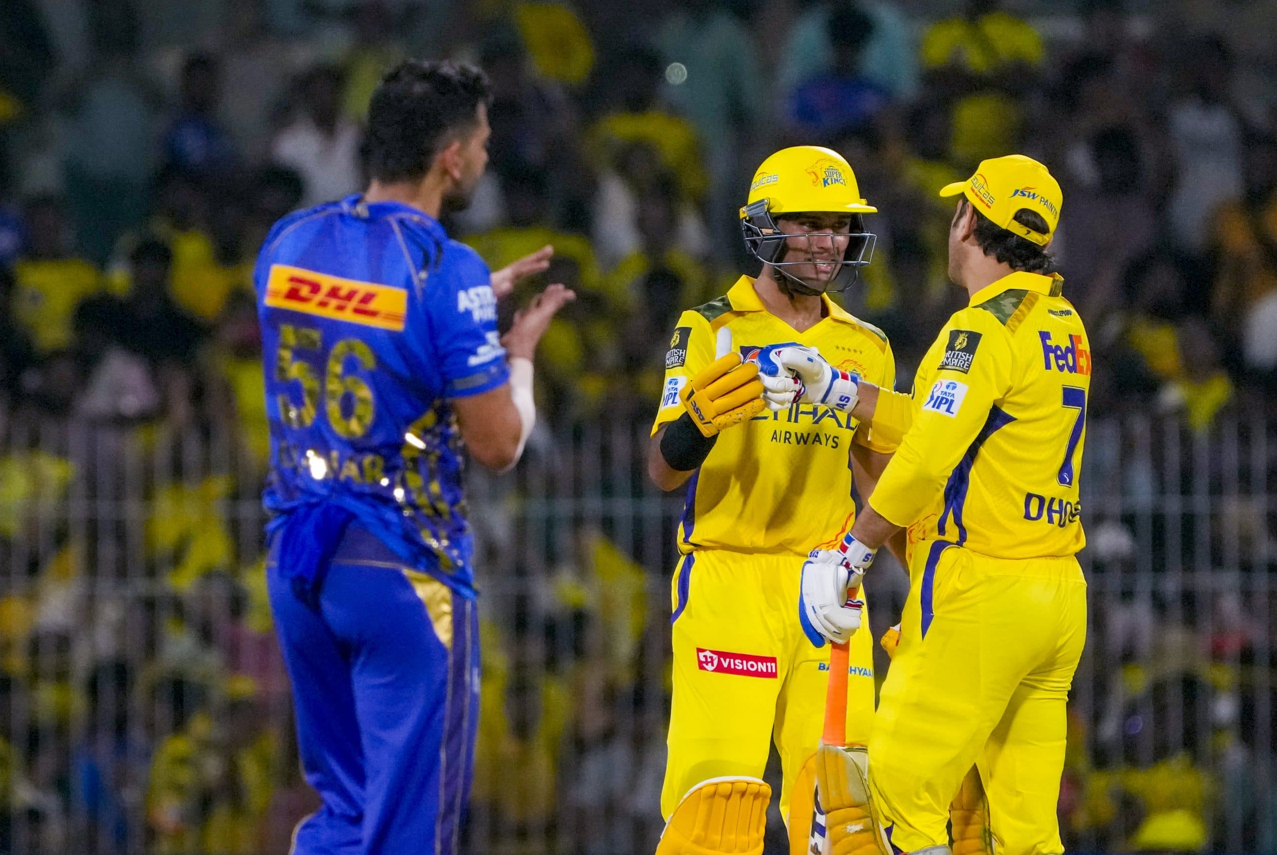CSK vs MI: धोनी के सामने छक्का लगाकर रचिन रवींद्र ने चेन्नई को दिलाई जीत, नीला पर पीला भारी