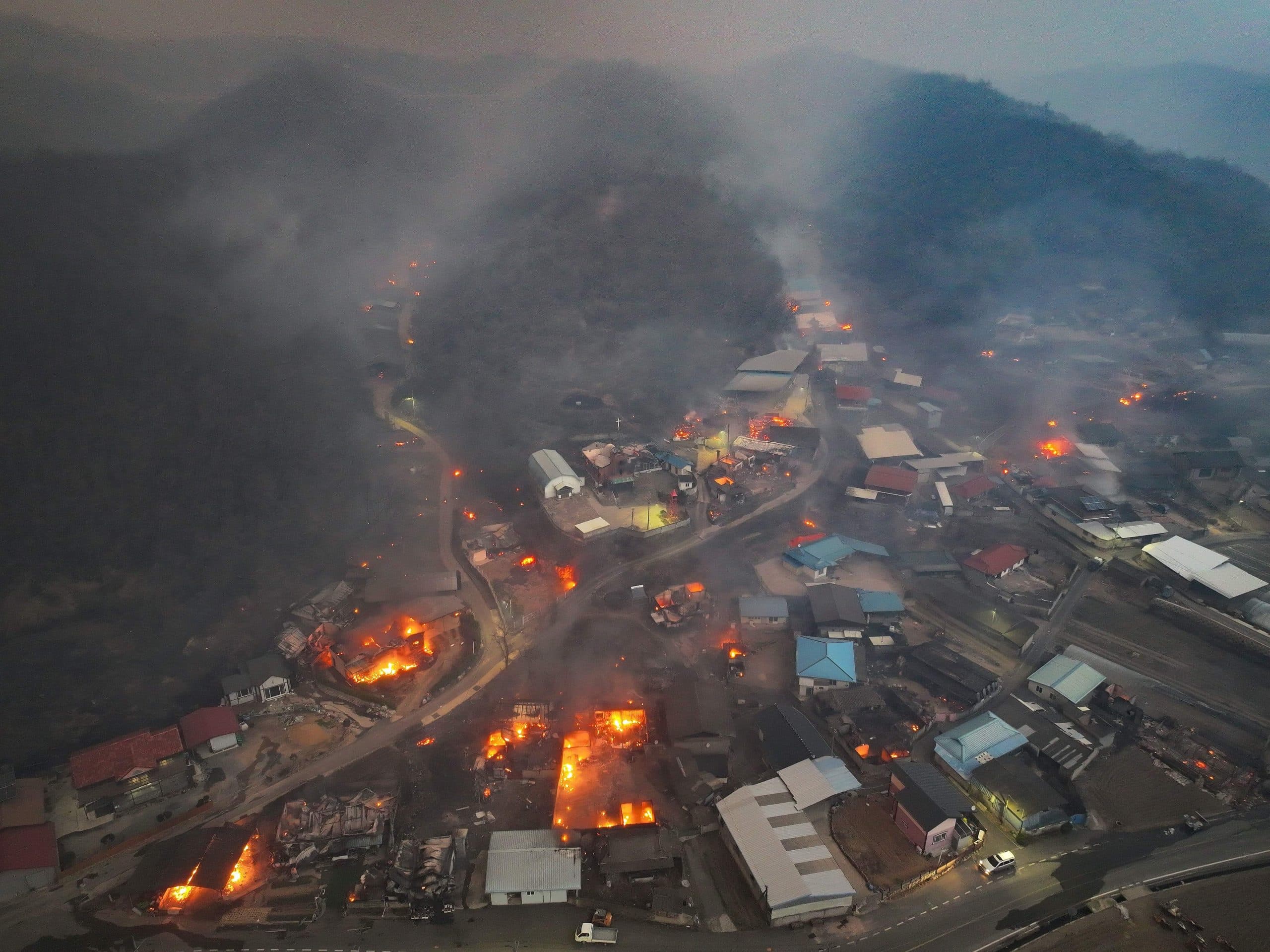 South Korea Fire: दक्षिण कोरिया के जंगल में लगी भीषण आग में 24 लोगों की मौत, 1300 साल पुराना बौद्ध मठ राख