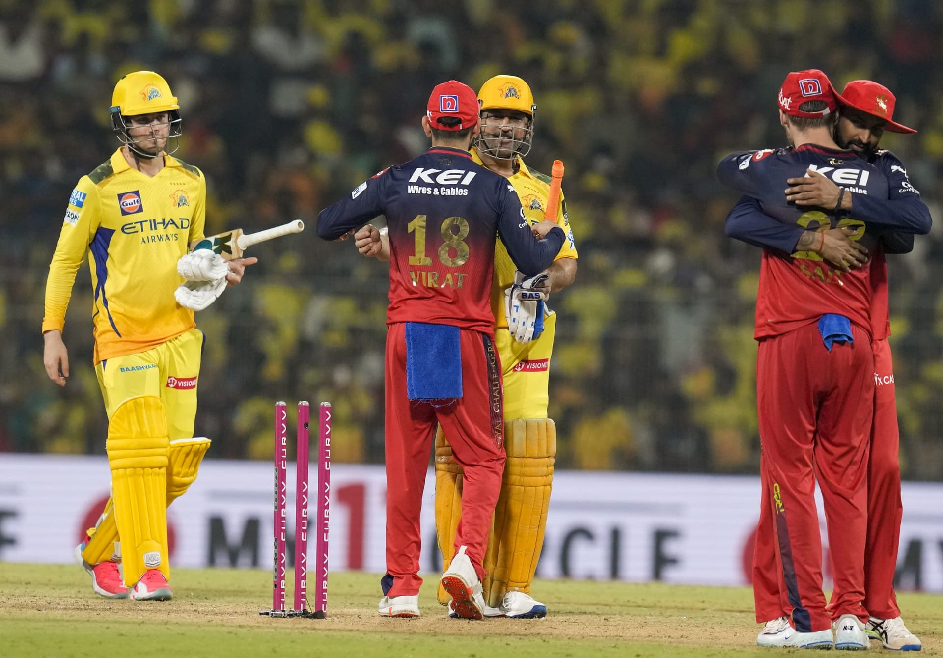 क्रीज पर खड़े रह गए एमएस धोनी और 50 रन से हार गया CSK, आरसीबी ने तोड़ दिया 17 साल पुराना रिकॉर्ड