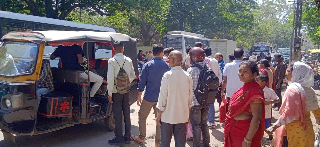 Parsudih: Police चेकिंग देख अचानक बइक किया यूटर्न, टक्कर से स्कूटी सवार की मौत