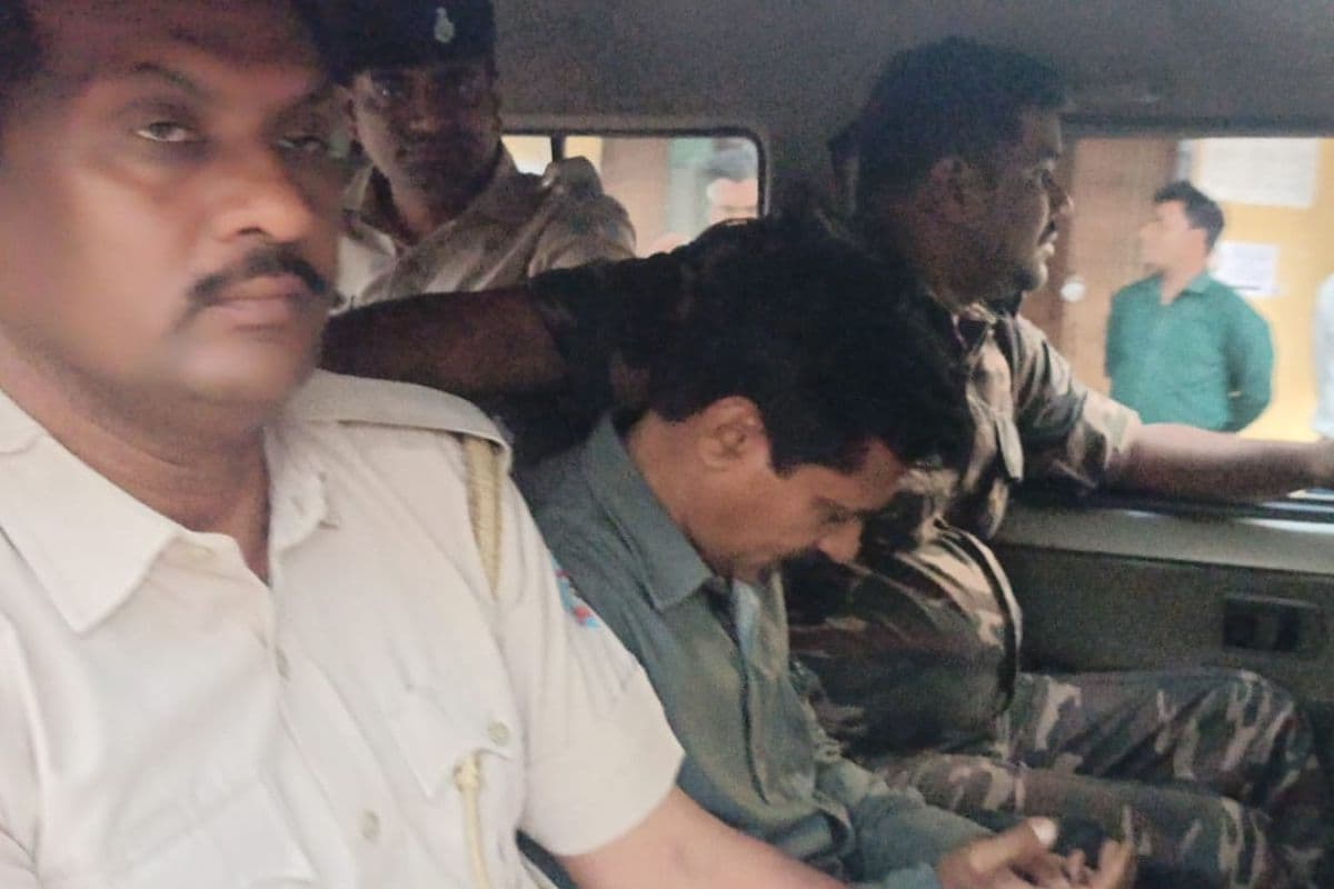 ACB Trap: बोकारो से राजस्व कर्मचारी 20 हजार रिश्वत लेते अरेस्ट, धनबाद एसीबी ने ऐसे दबोचा