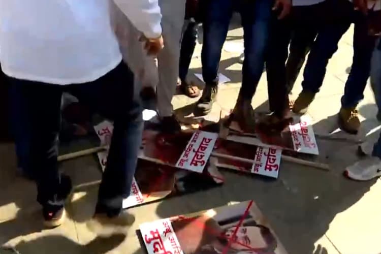 Aurangzeb Row: अबू आजमी के पोस्टर पर खूब पड़े लात-जूते, महाराष्ट्र में नहीं थम रहा औरंगजेब विवाद