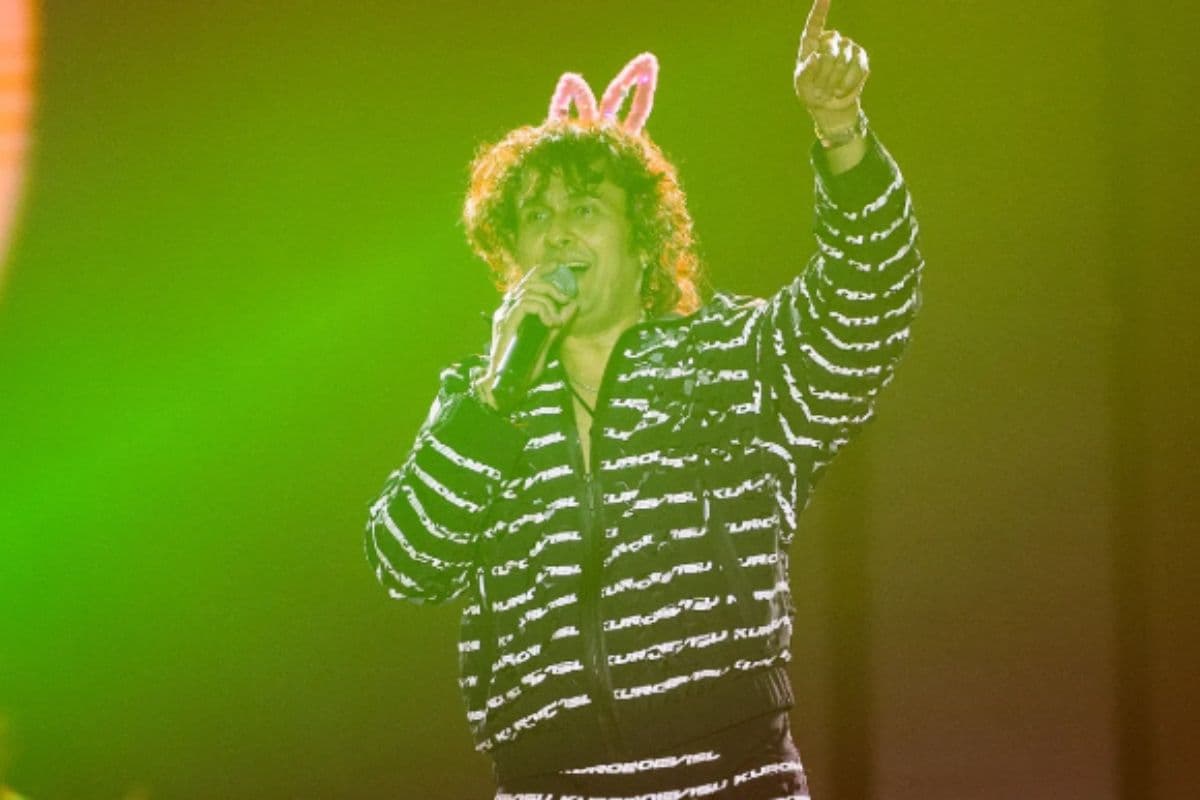 Sonu Nigam पर कॉन्सर्ट में पत्थर-बोतल नहीं, फेंकी गई 'पूकी' बैंड, पोस्ट शेयर कर सिंगर ने बताया पूरा सच