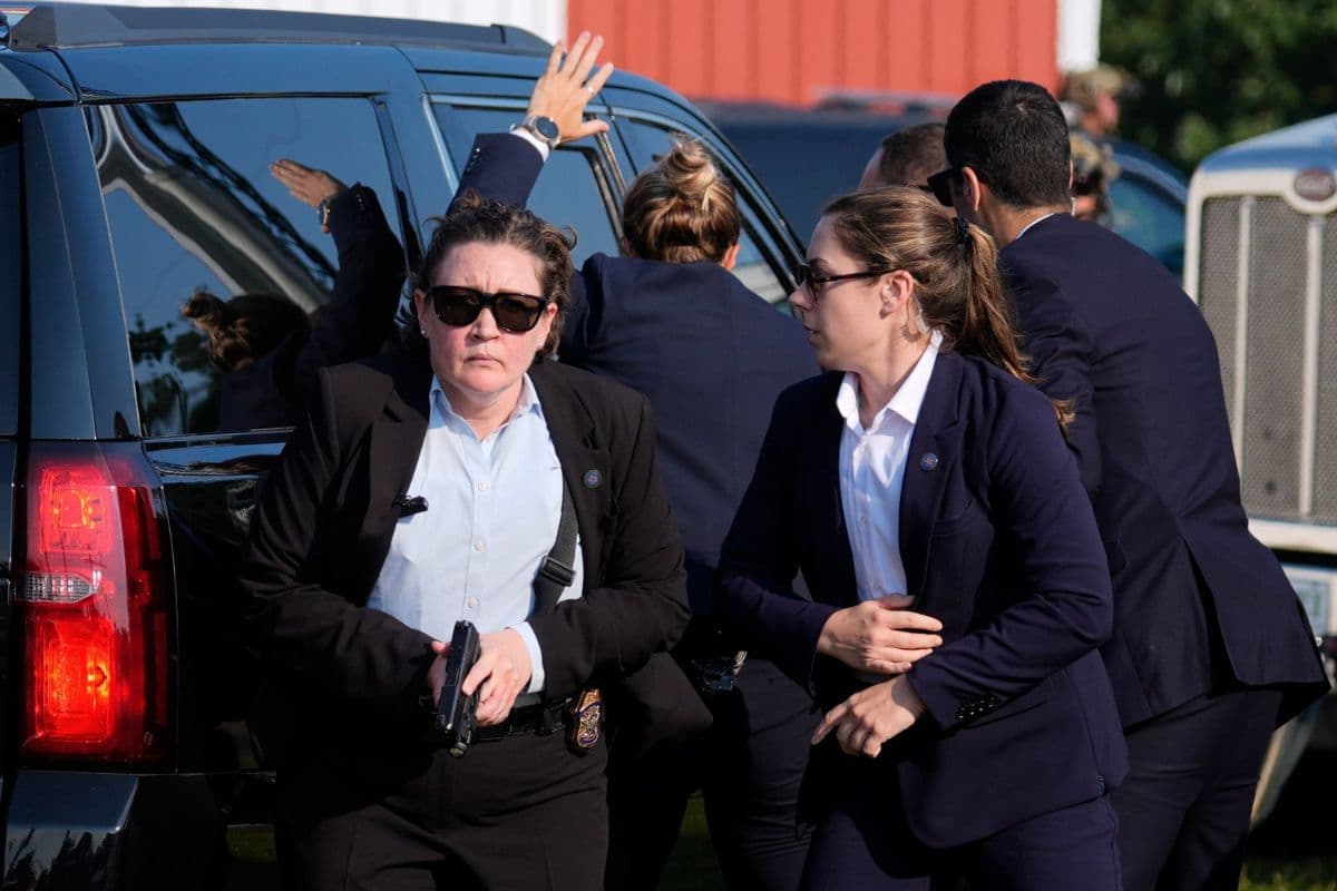 Video: ट्रंप पर मंडराया खतरा? व्हाइट हाउस के बाहर हथियार के साथ पहुंचा शख्स, जवानों ने मार गिराया