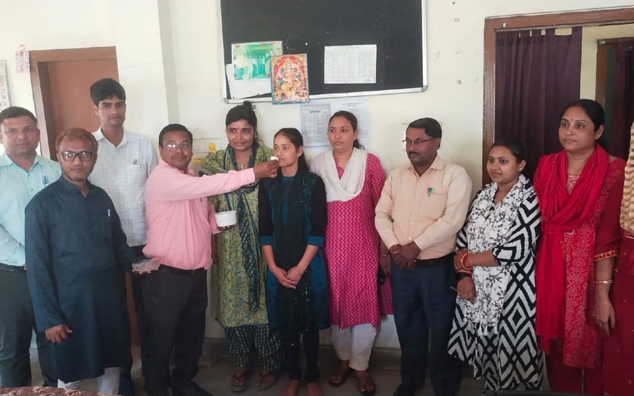 State Topper Video: बाइक मैकेनिक की बेटी बनी इंटर आर्ट्स की स्टेट टॉपर, जानें क्या बनने का रखा है लक्ष्य