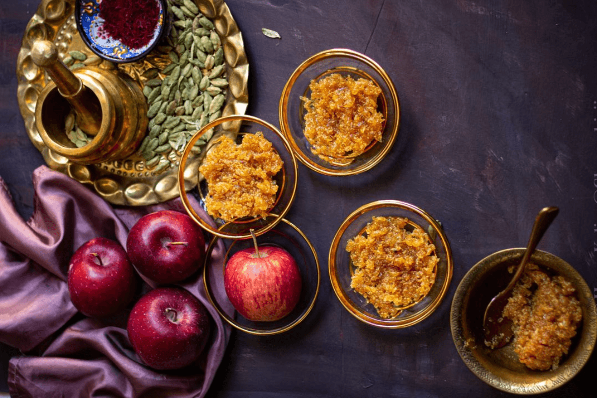 Apple Halwa Recipe: बेहद ही आसानी से तैयार हो जाता है ये एप्पल हलवा जानें झटपट रेसिपी