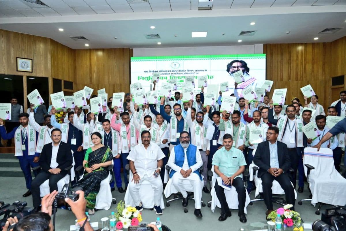 हेमंत सोरेन ने युवाओं को दी सरकारी नौकरी की सौगात, 49 प्रशिक्षण अधिकारियों को सौंपा नियुक्ति पत्र, कहा- पूरी दुनिया में हुनर का मोल