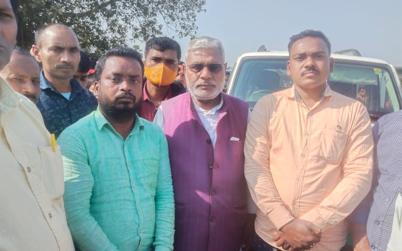 Aurangbad News: कब्र से निकाल कर किया गया पूर्व मुखिया के पिता का अंतिम संस्कार, अब होगी आगे की कार्रवाई