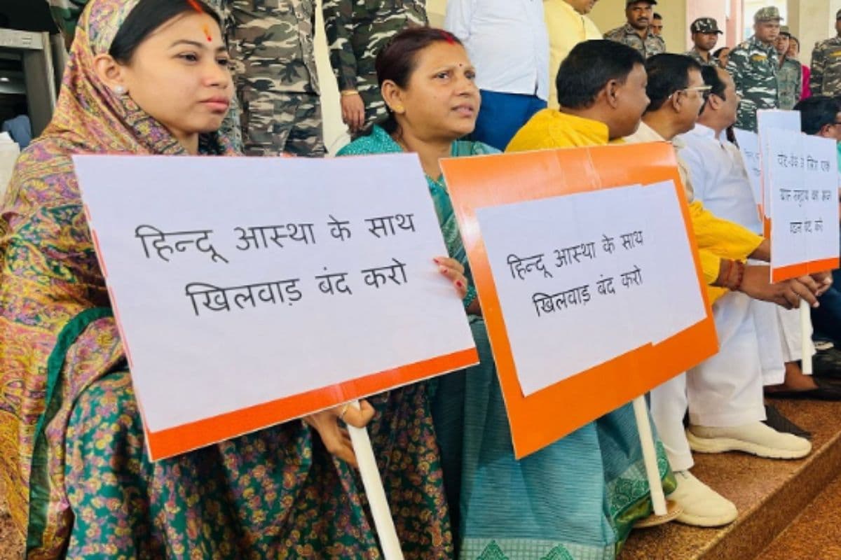 झारखंड विधानसभा के बाहर BJP विधायकों का हंगामा, हजारीबाग जुलूस में हुए पथराव पर भड़का विपक्ष