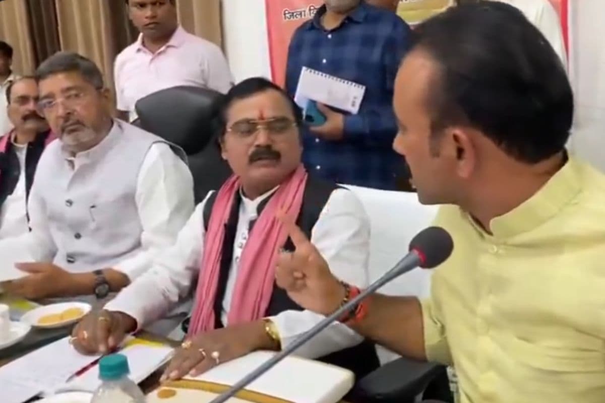 DM ऑफिस में भिड़े पूर्वांचल के बाहुबली, देखें वीडियो