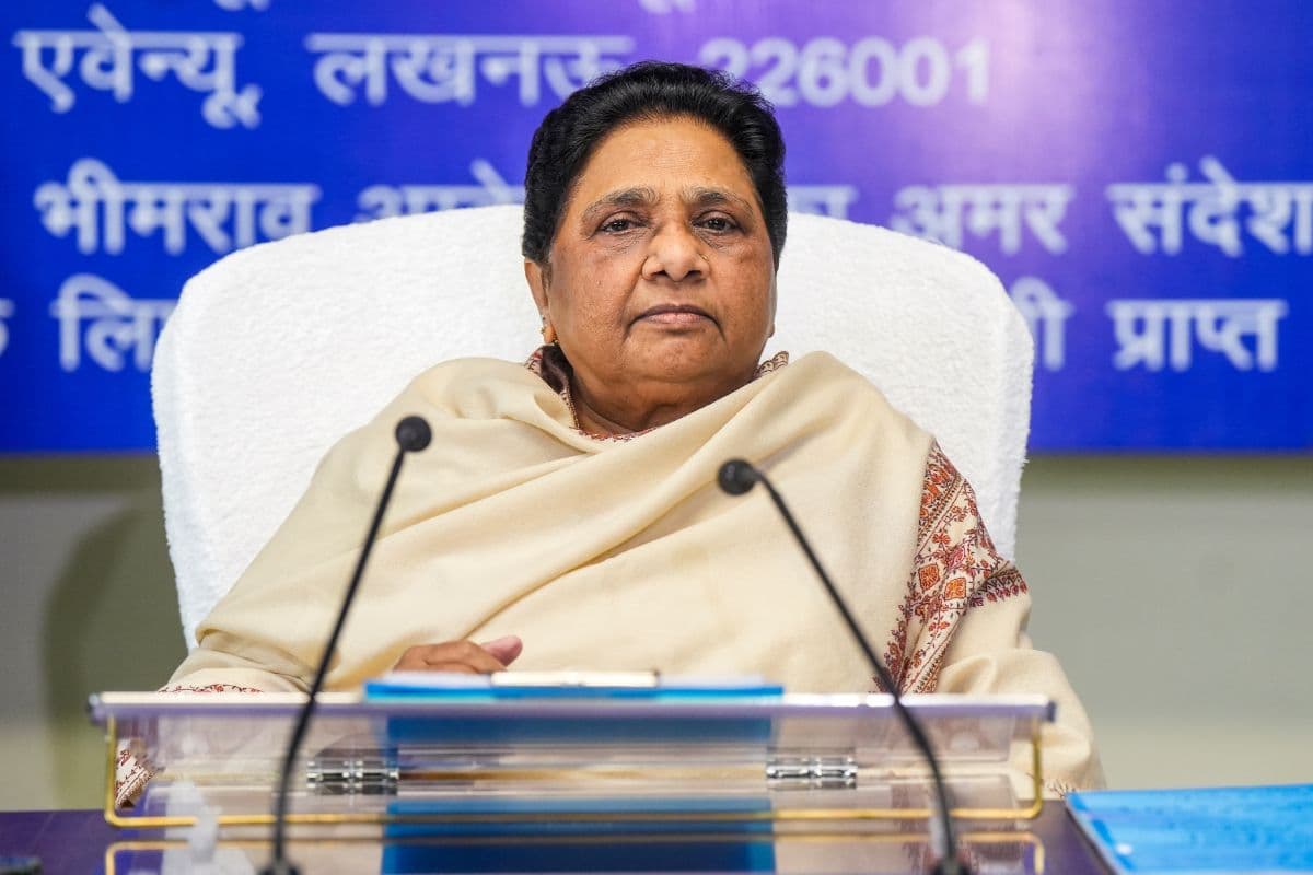 BSP में घमासान, मायावती ने भतीजे आकाश आनंद को सभी पदों से हटाया, कहा- आखिरी सांस तक...