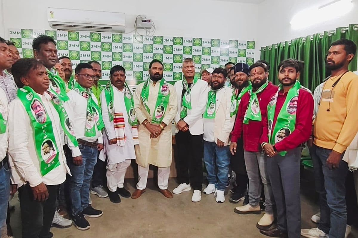चतरा के सामाजिक कार्यकर्ता बबलू सागर मुंडा ने थामा झामुमो का दामन, विनोद कुमार पांडेय ने दिलायी सदस्यता