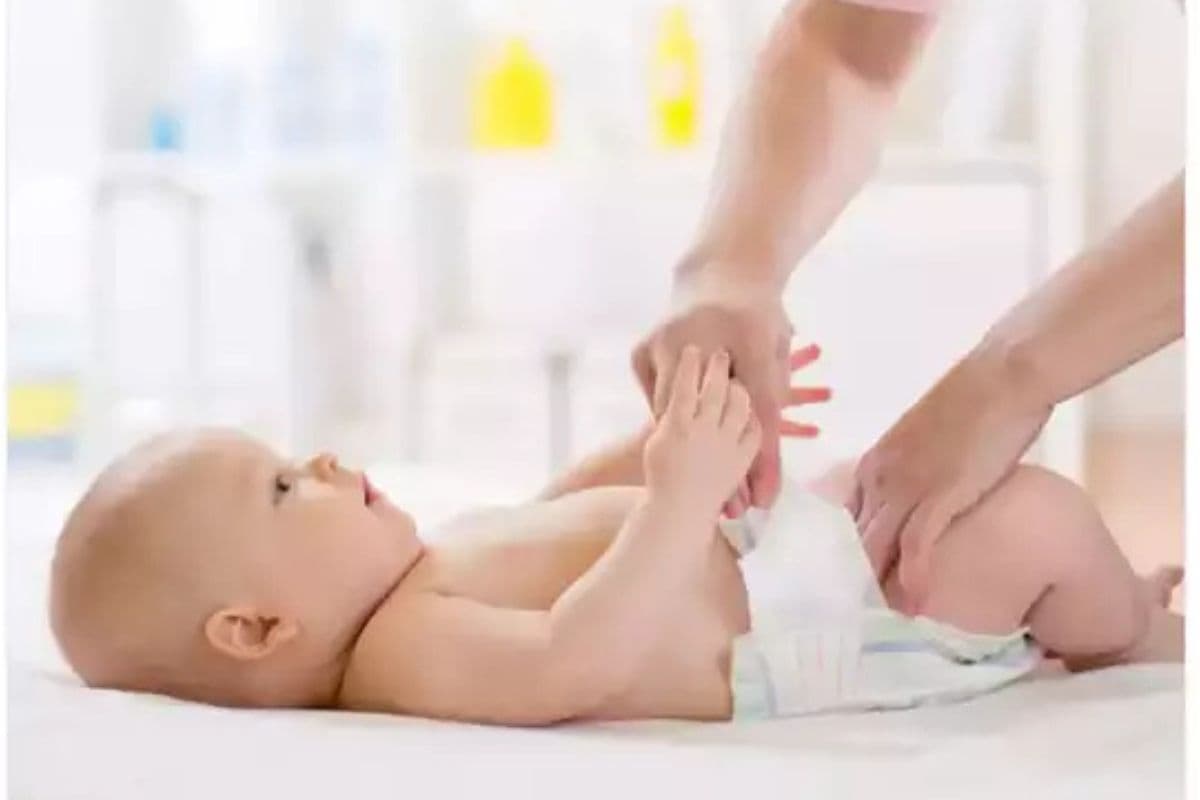 Baby Diapers: बच्चों को डायपर पहनाते समय इन बातों का रखें खास ध्यान,नहीं तो हो सकती है परेशानी