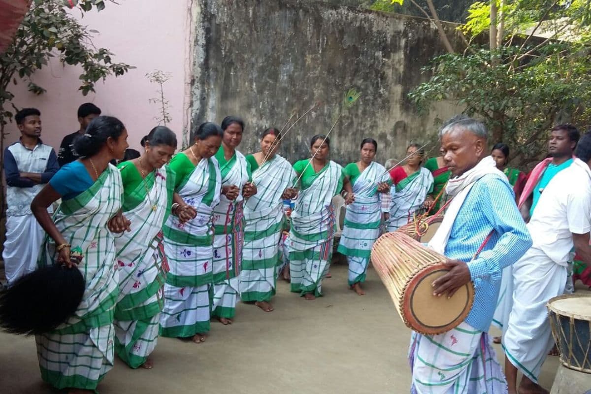 झारखंड के संताल आदिवासियों की अनोखी होली, रंगों से नहीं मनाते होलिकोत्सव, बाहा महोत्सव में दिखेगा उल्लास