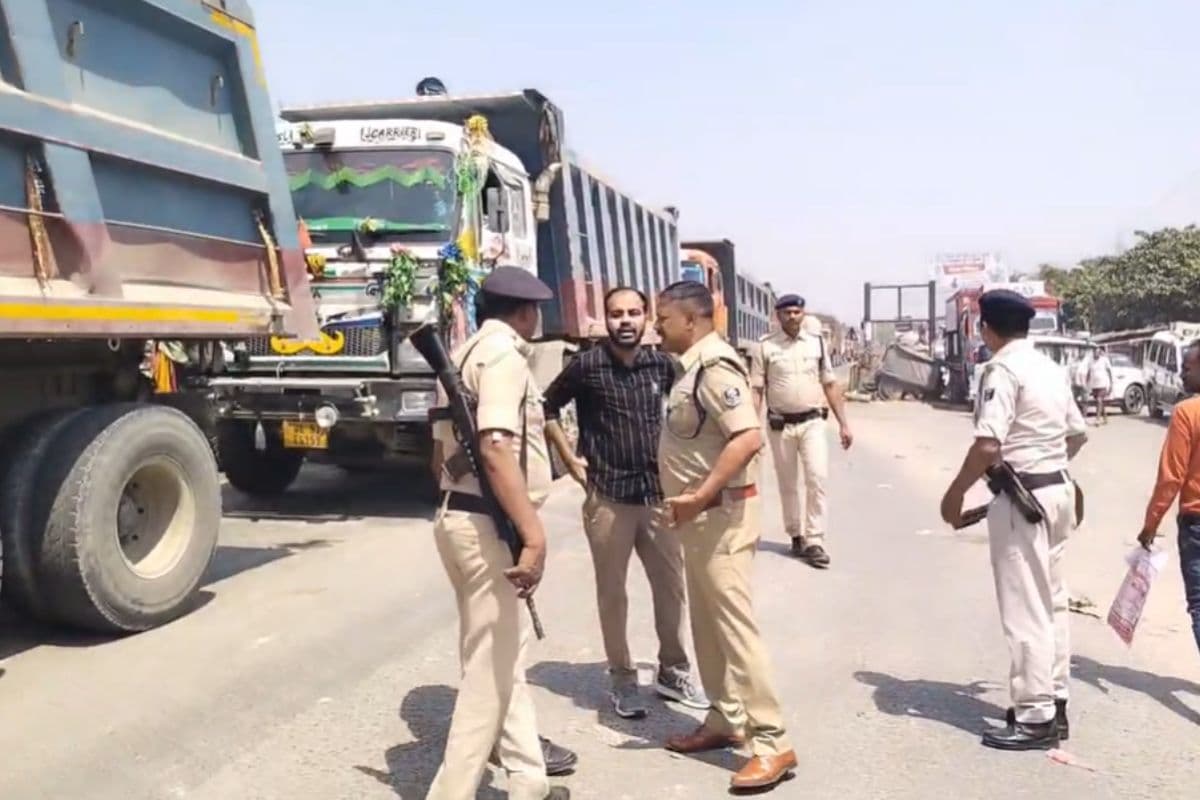 Bihar: होमगार्ड अभ्यर्थियों को पुलिस ने जड़ा थप्पड़, छात्रों ने बुलडोजर और ट्रक पर चढ़कर किया प्रदर्शन, लाठीचार्ज