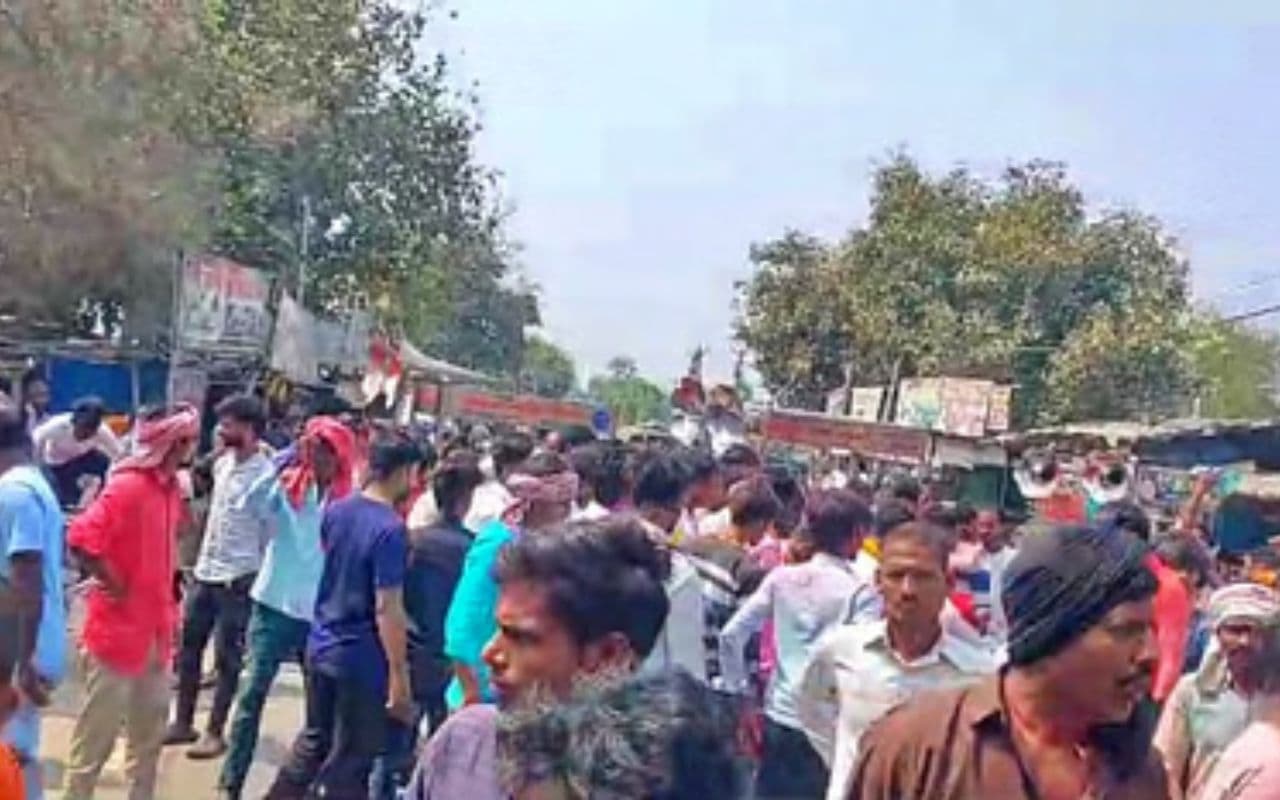 Crime News: आरा में युवक की हत्या के बाद जमकर बवाल, परिजनों ने प्रशासन पर लगाए गंभीर आरोप, आक्रोशित लोगों ने किया सड़क जाम