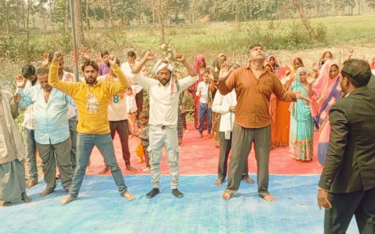 बिहार में दवा के नाम पर चल रहा धर्म परिवर्तन का खेल, लोगों के निशाने पर आये ईसाई के प्रचारक