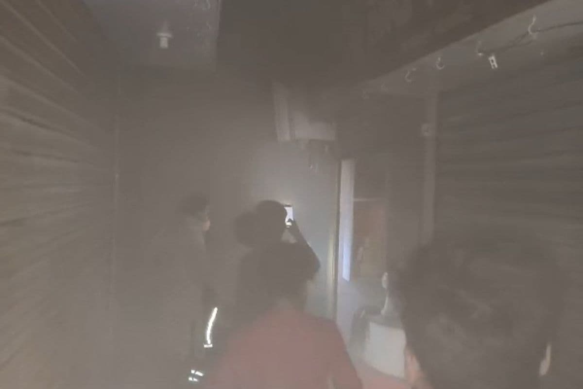 Bihar News: भोजपुर में अचानक धधक उठी कपड़े की दुकान, चंद मिनटों में राख हुआ लाखों का सामान