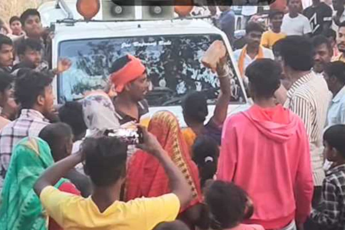 बिहार में फिर से पुलिस पर हमला, छापेमारी करने पहुंची टीम को ग्रामीणों ने घेरा