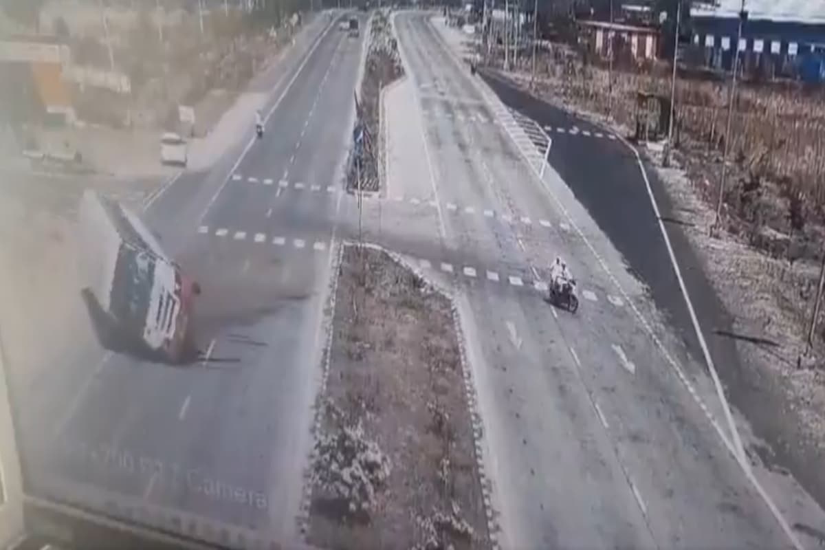 Viral Video: रफ्तार में थी बस, बीच में आ गया बाइक सवार, भीषण एक्सीडेंट का देखें वीडियो
