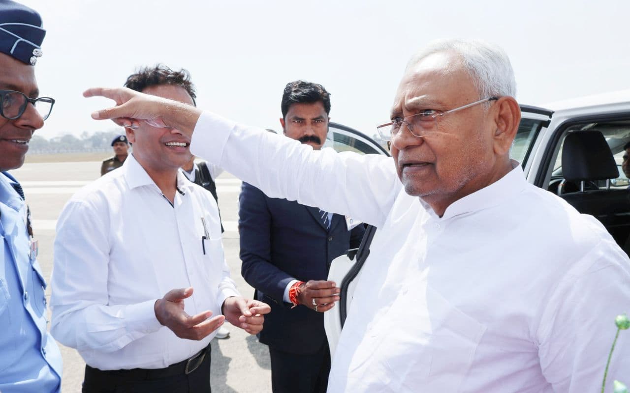 Bihar: होली से ठीक पहले दो एयरपोर्ट पहुंचे सीएम नीतीश, अधिकारियों से बोले- जल्द पूरा हो निर्माण कार्य