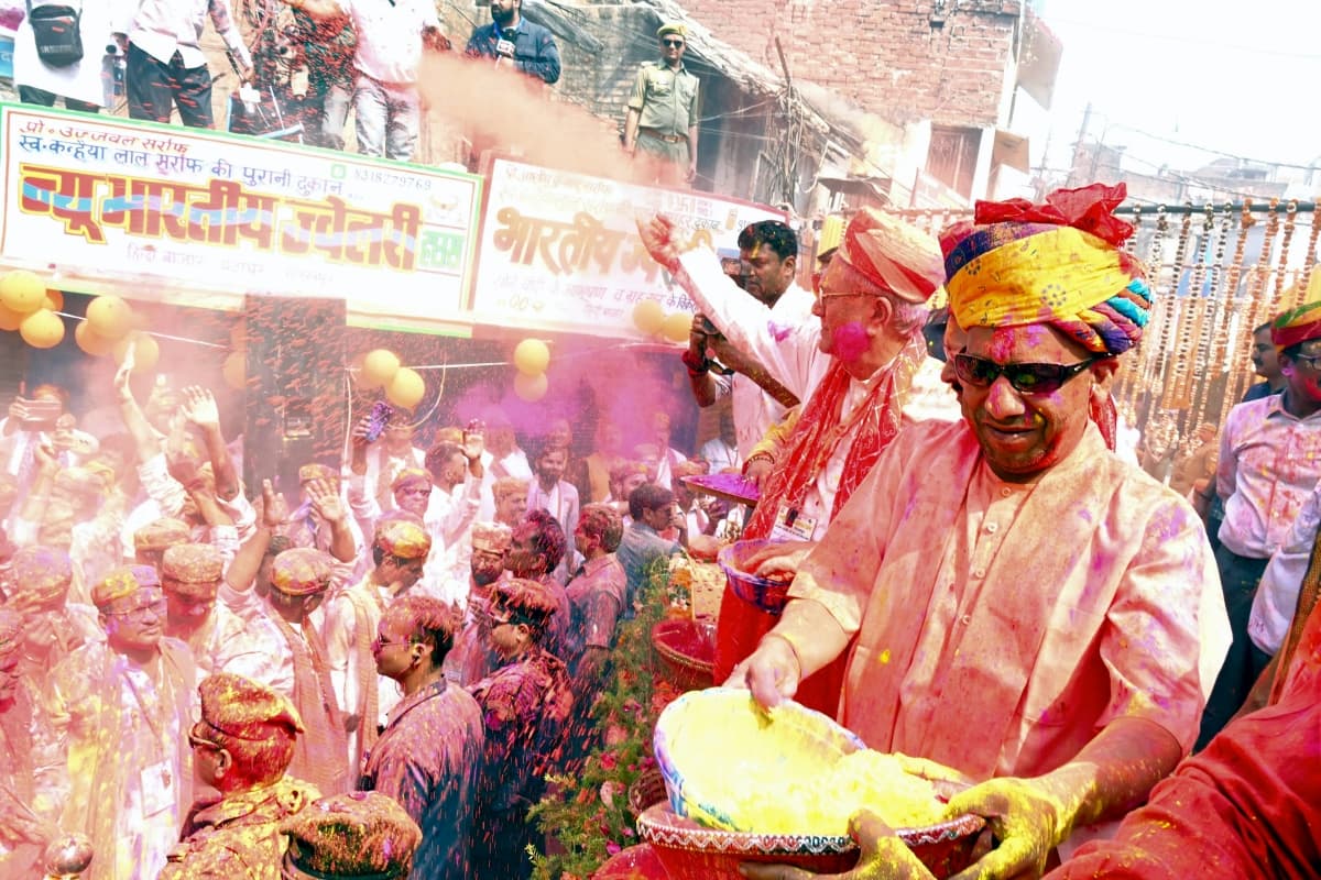 CM Yogi Holi: होली में सीएम योगी का दिखा अलग अंदाज, होलिका भस्म की पूजा कर मनाई होली, फाग का लिया आनंद