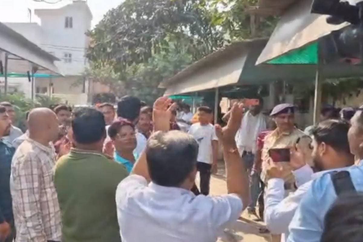 ED Raid in Chhattisgarh : ईडी की गाड़ी को कांग्रेस कार्यकर्ताओं ने तोड़ा, केस दर्ज