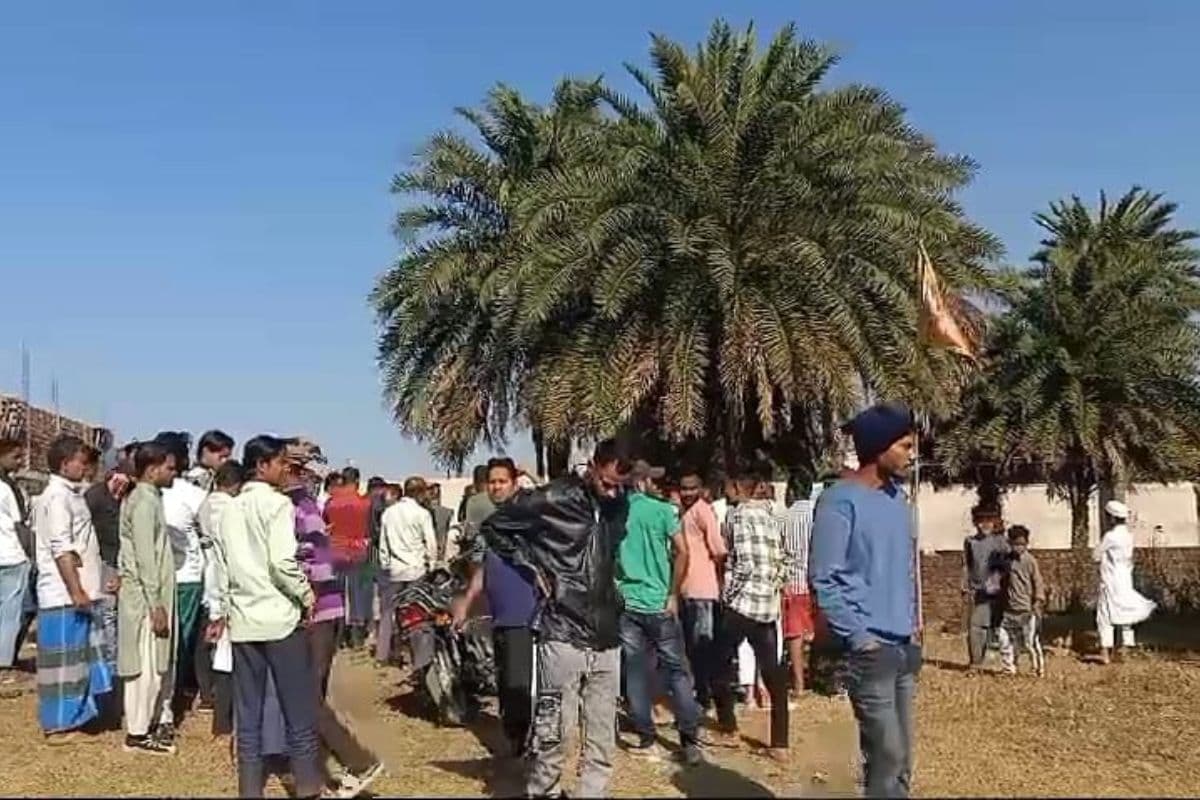 दोस्तों के साथ पार्टी करने गया युवक वापस नहीं लौटा, सरायकेला में पेड़ पर लटकी मिली सिर कटी लाश