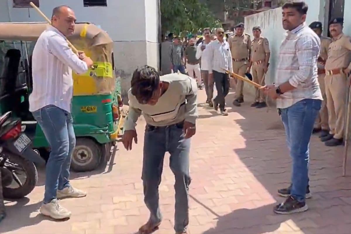 गाड़ी तोड़ने वालों को पुलिस ने तोड़ा, लाठी से मारते-मारते निकाल दी सारी दबंगई, Video