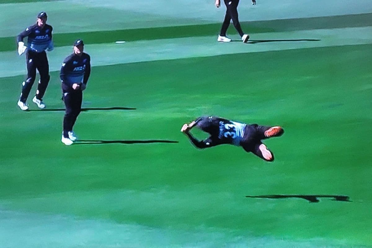कीवी तो नहीं, लेकिन खिलाड़ी जरूर उड़ते हैं, अब न्यूजीलैंड के इस होनहार ने लिया हवाई कैच, Video