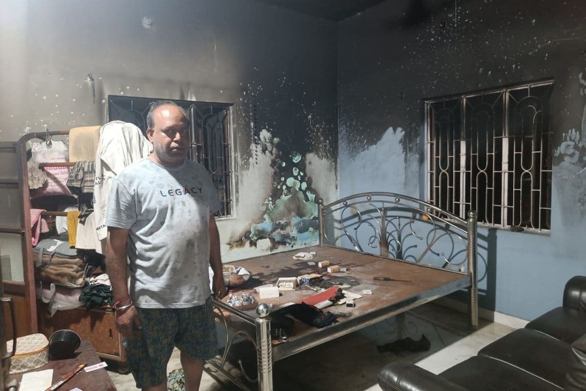 Video: धनबाद में बार-बार एक घर में लग रही आग, रहस्यमयी आग से सांसत में जान, रतजगा करने पर हैं मजबूर