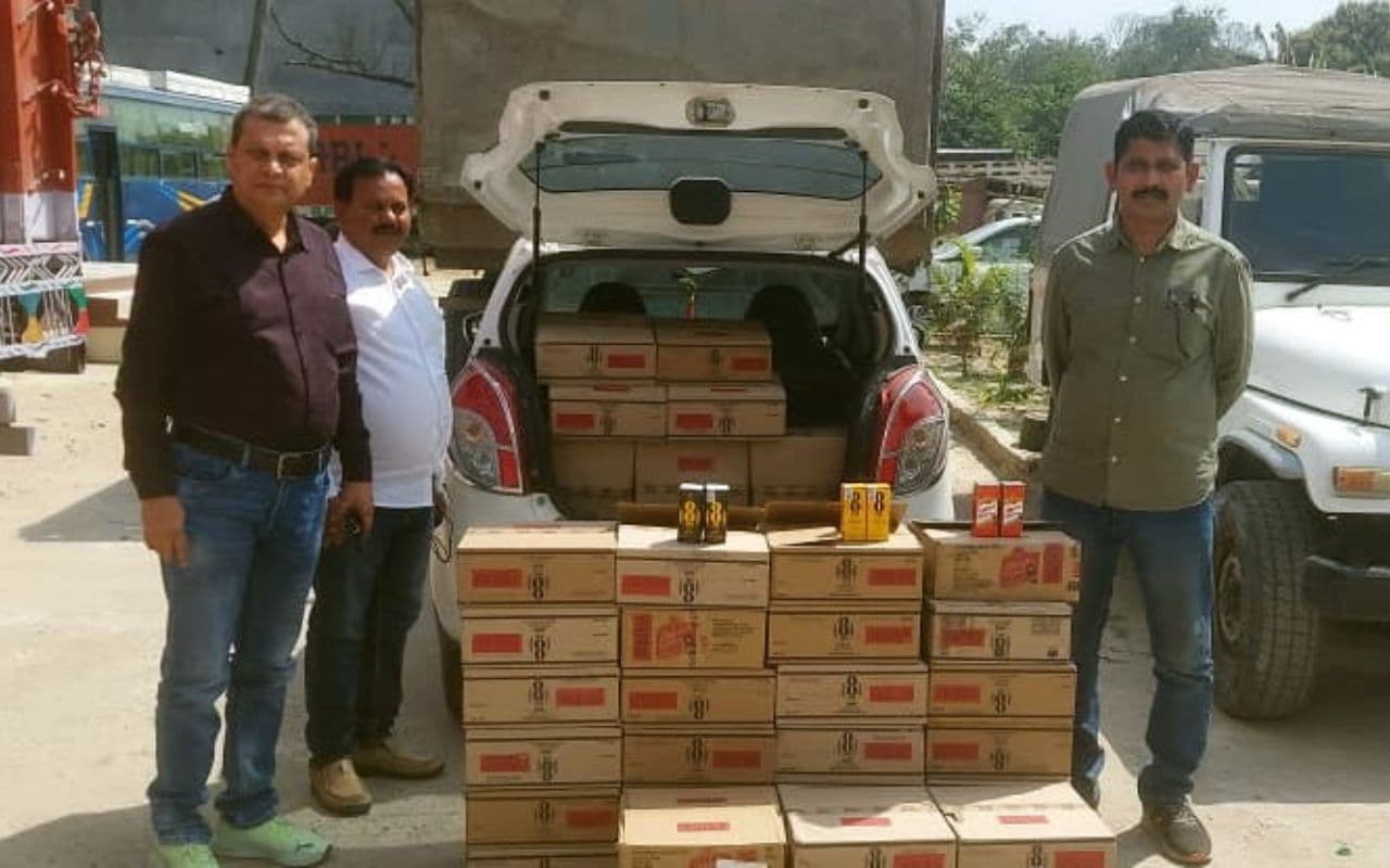 Muzaffarpur News: होली से पहले एक्शन में उत्पाद विभाग, 913 लीटर शराब किया बरामद, 10 धंधेबाज गिरफ्तार